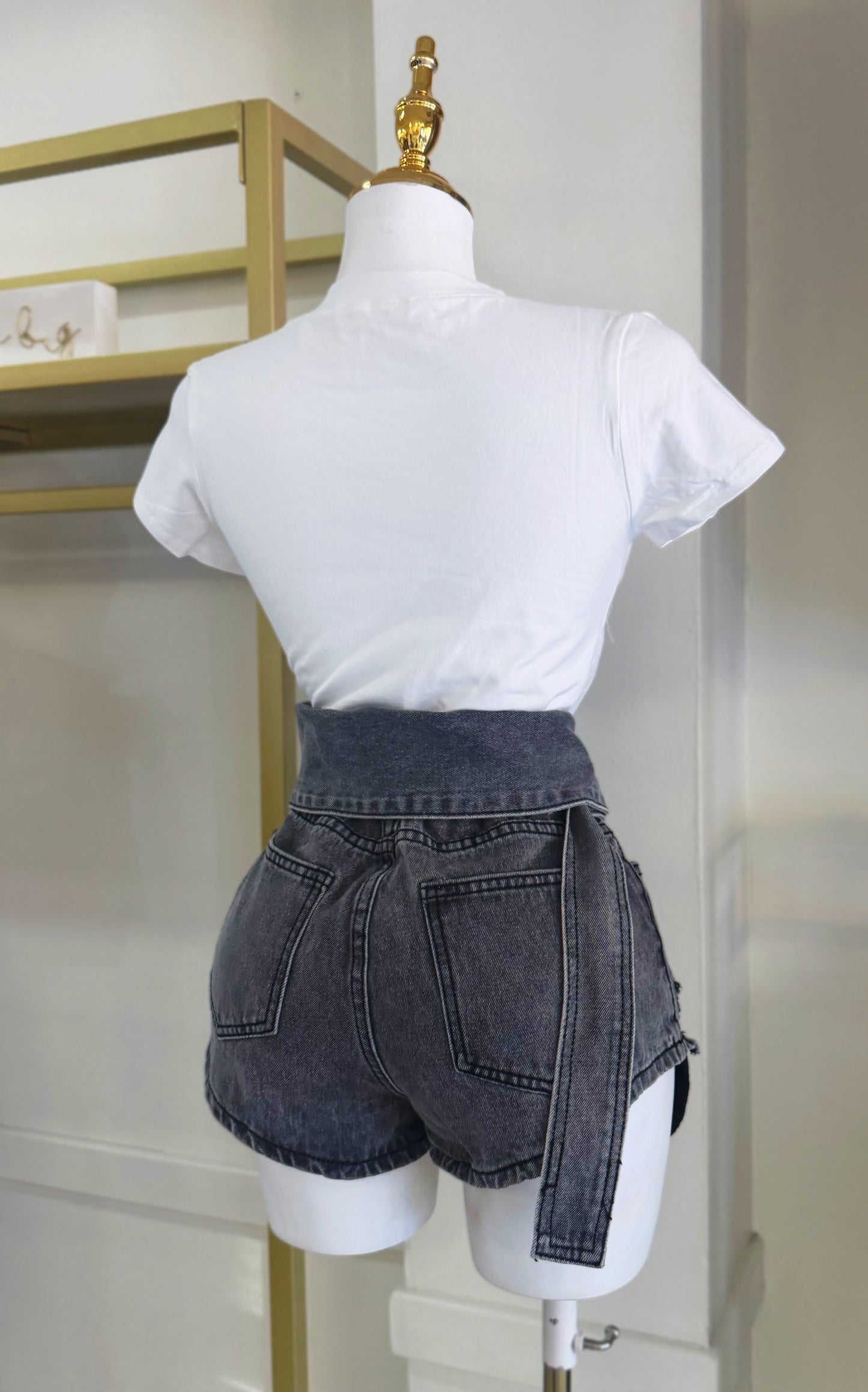 Bianca Distressed Short (Black Wash) Corre pequeño