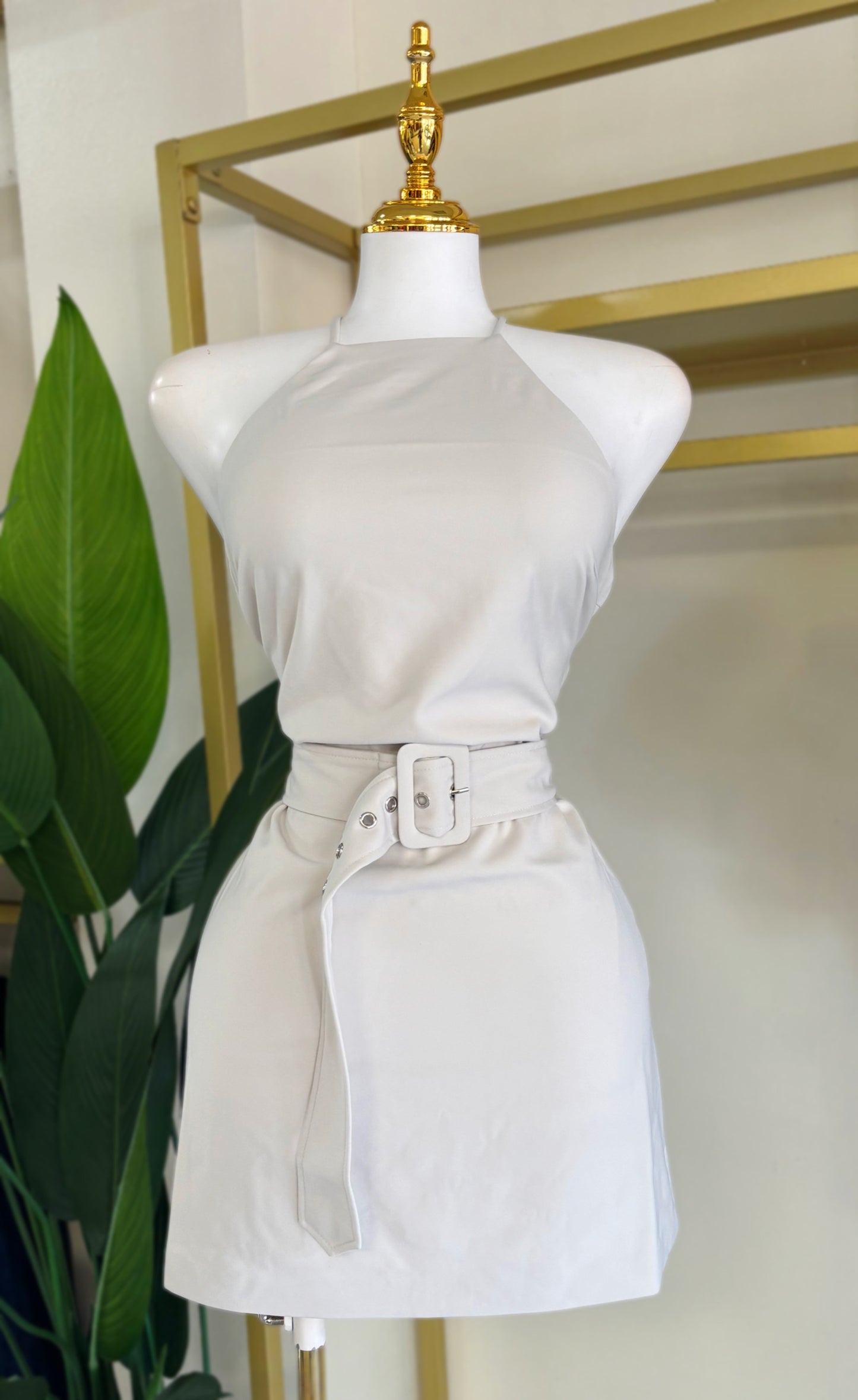 Lucia Belt Detail Dress (Corre pequeño / No estira)