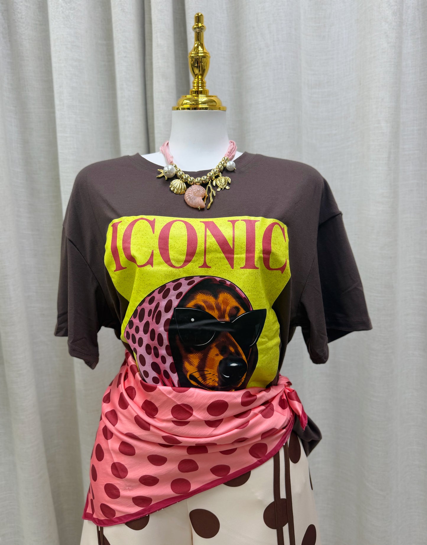 Iconic Graphic Tee MARRÓN (Incluye el pañuelo)