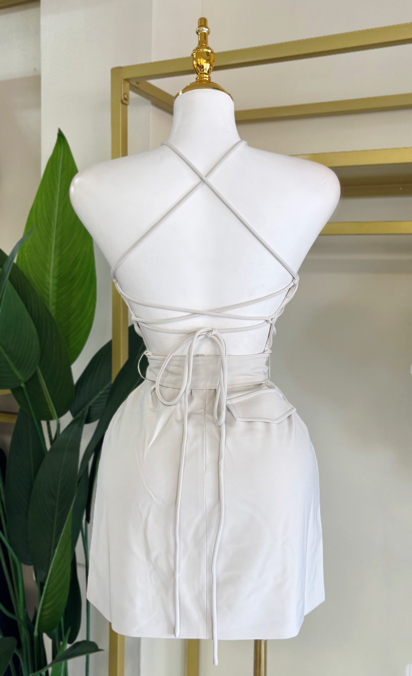 Lucia Belt Detail Dress (Corre pequeño / No estira)