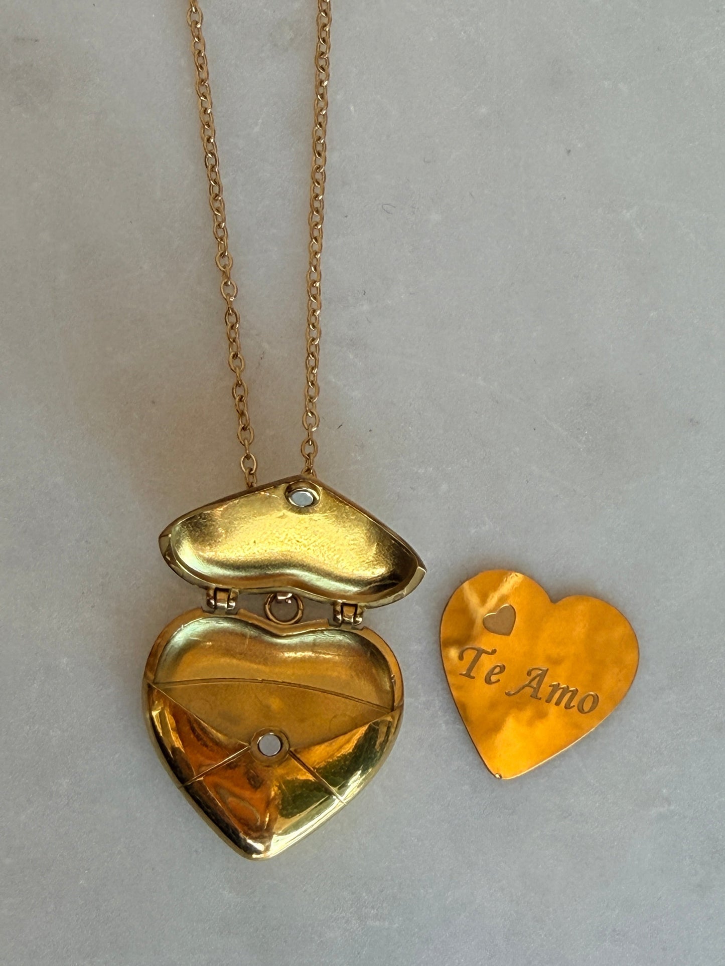 Te amo ❤️ bella cadena sobre corazón te amo
