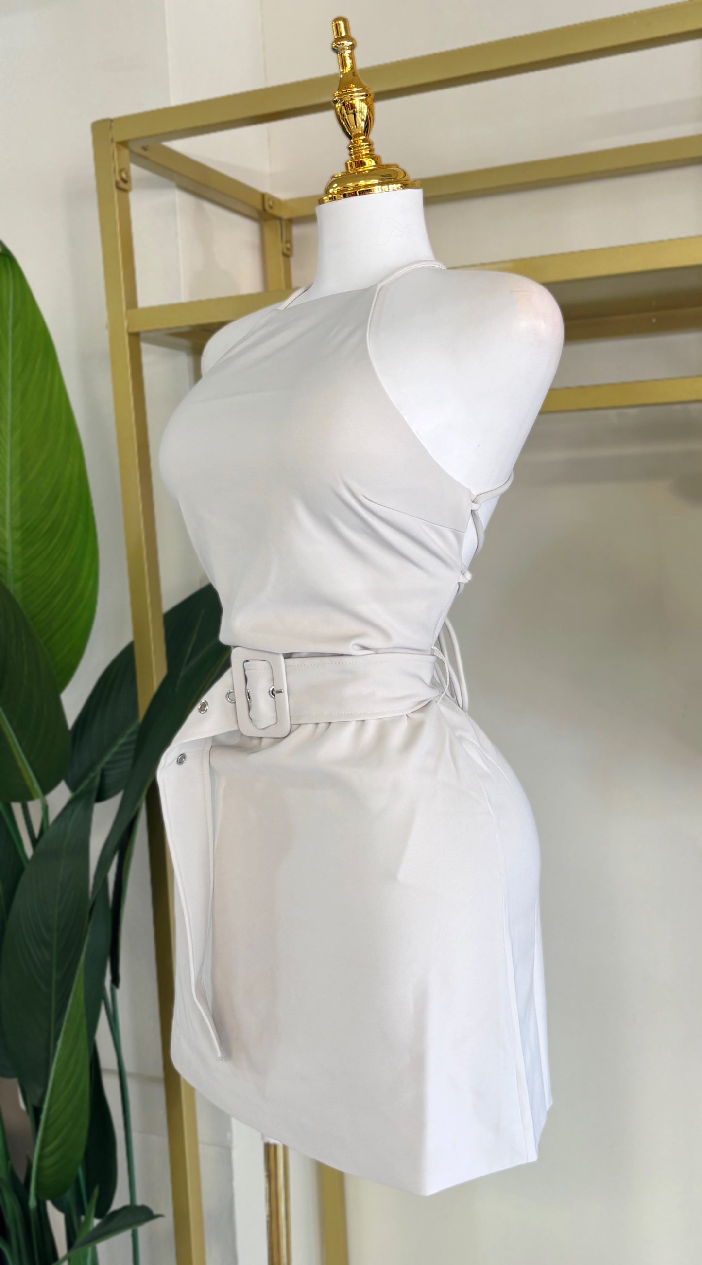 Lucia Belt Detail Dress (Corre pequeño / No estira)