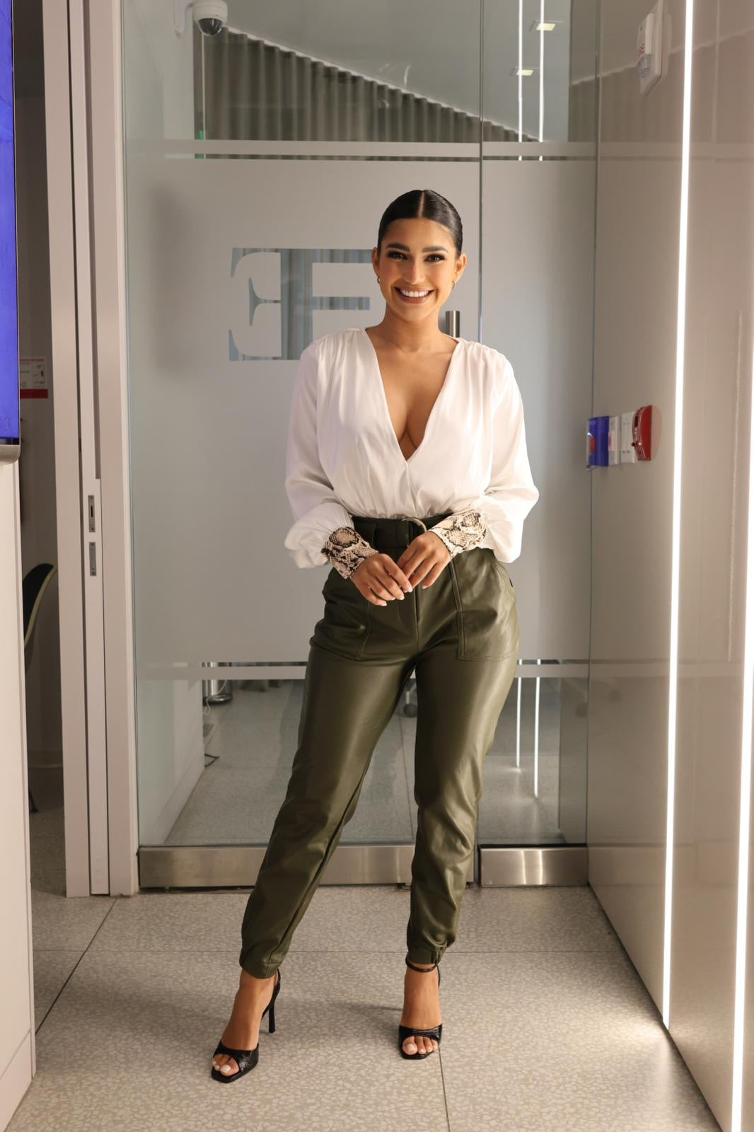 Lucía Olive Leather Pants