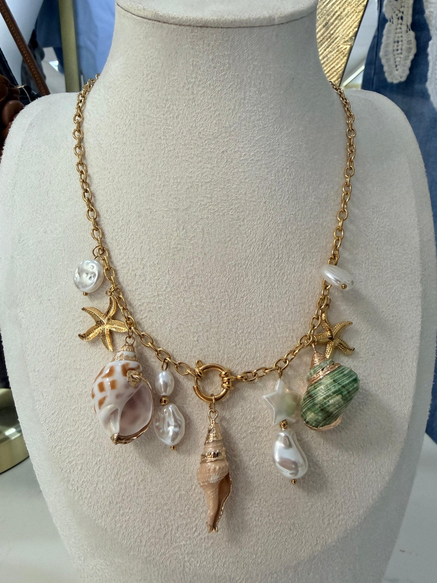 Mar vibes,  make it fashion.
Caracoles & estrellas 🌊✨ Hawaii Necklace 🐚