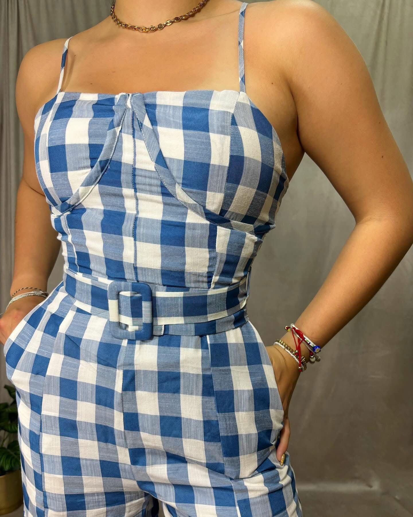 Gingham Jumsuit (Corre pequeño)