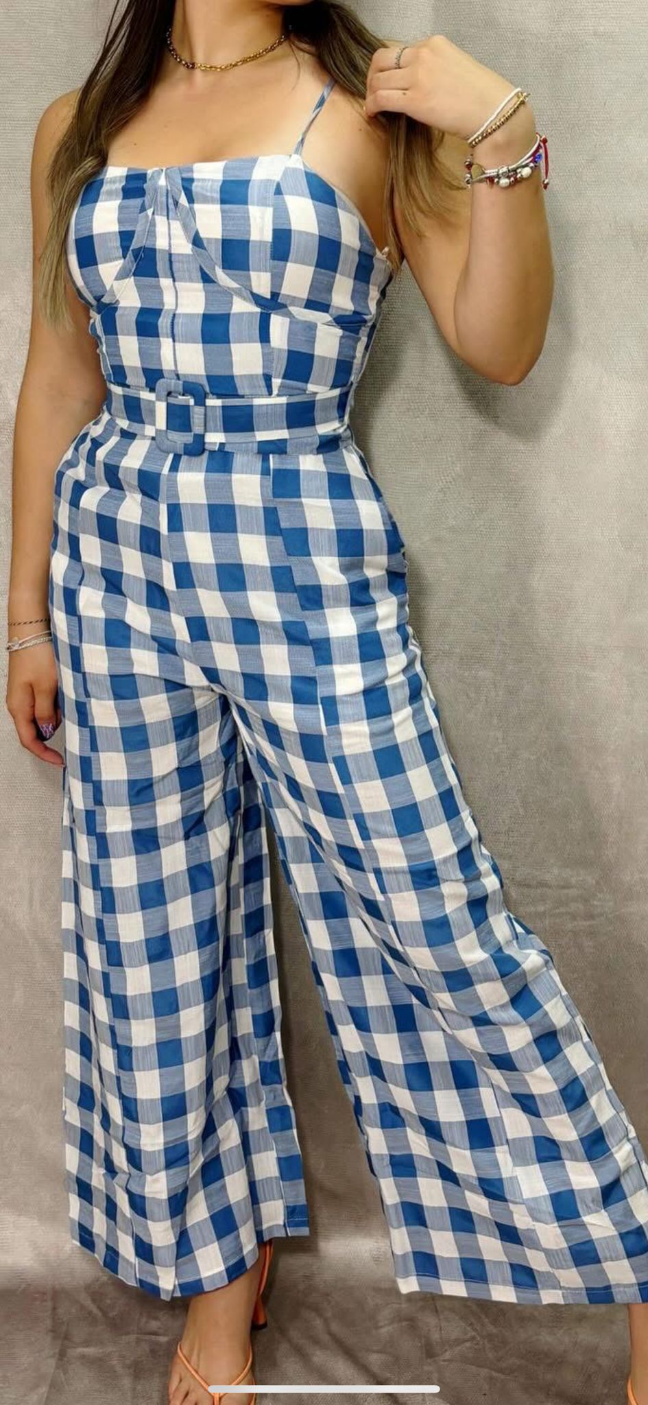Gingham Jumsuit (Corre pequeño)
